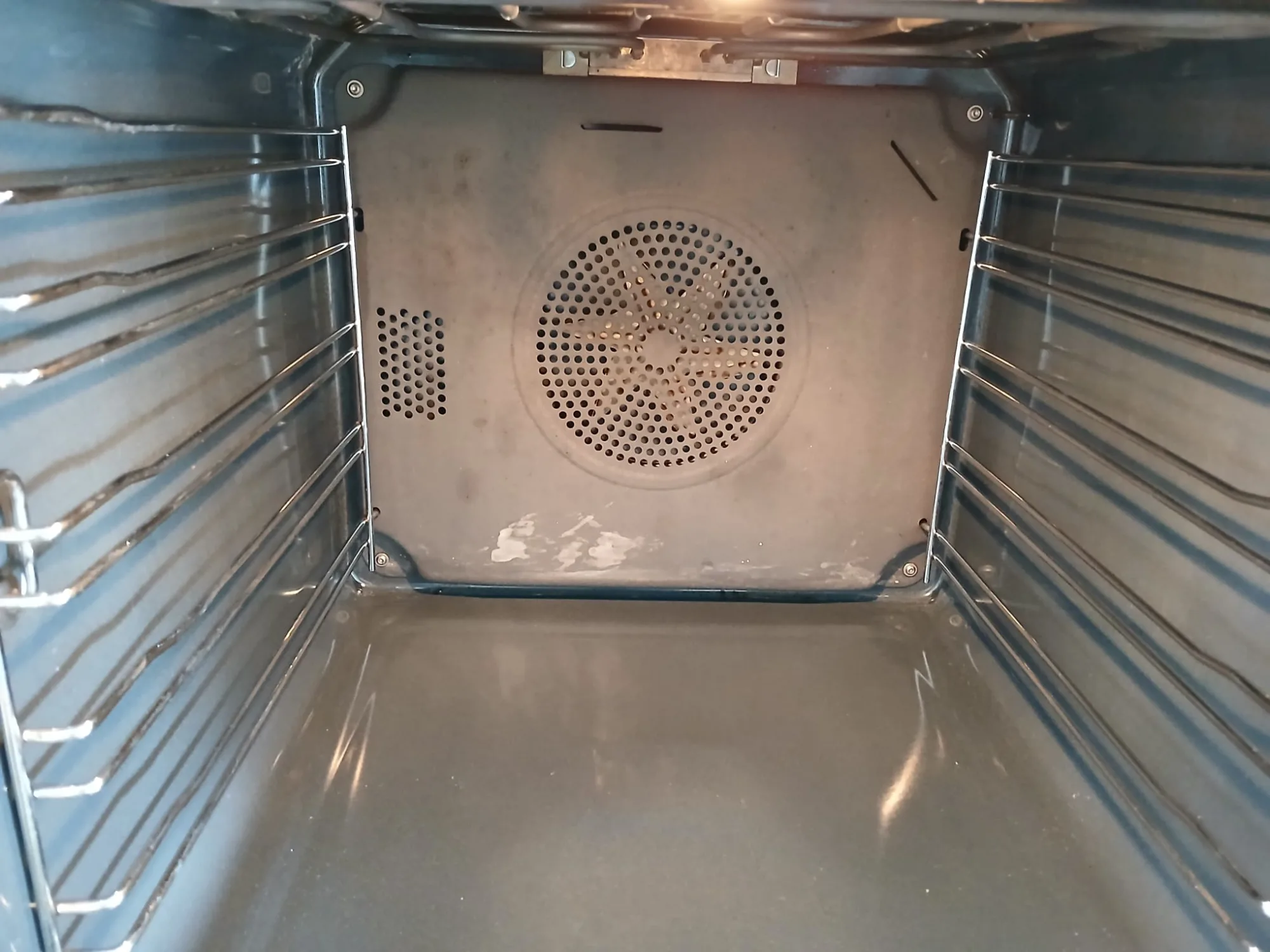Backofen vor und nach der Grundreinigung (nachher)